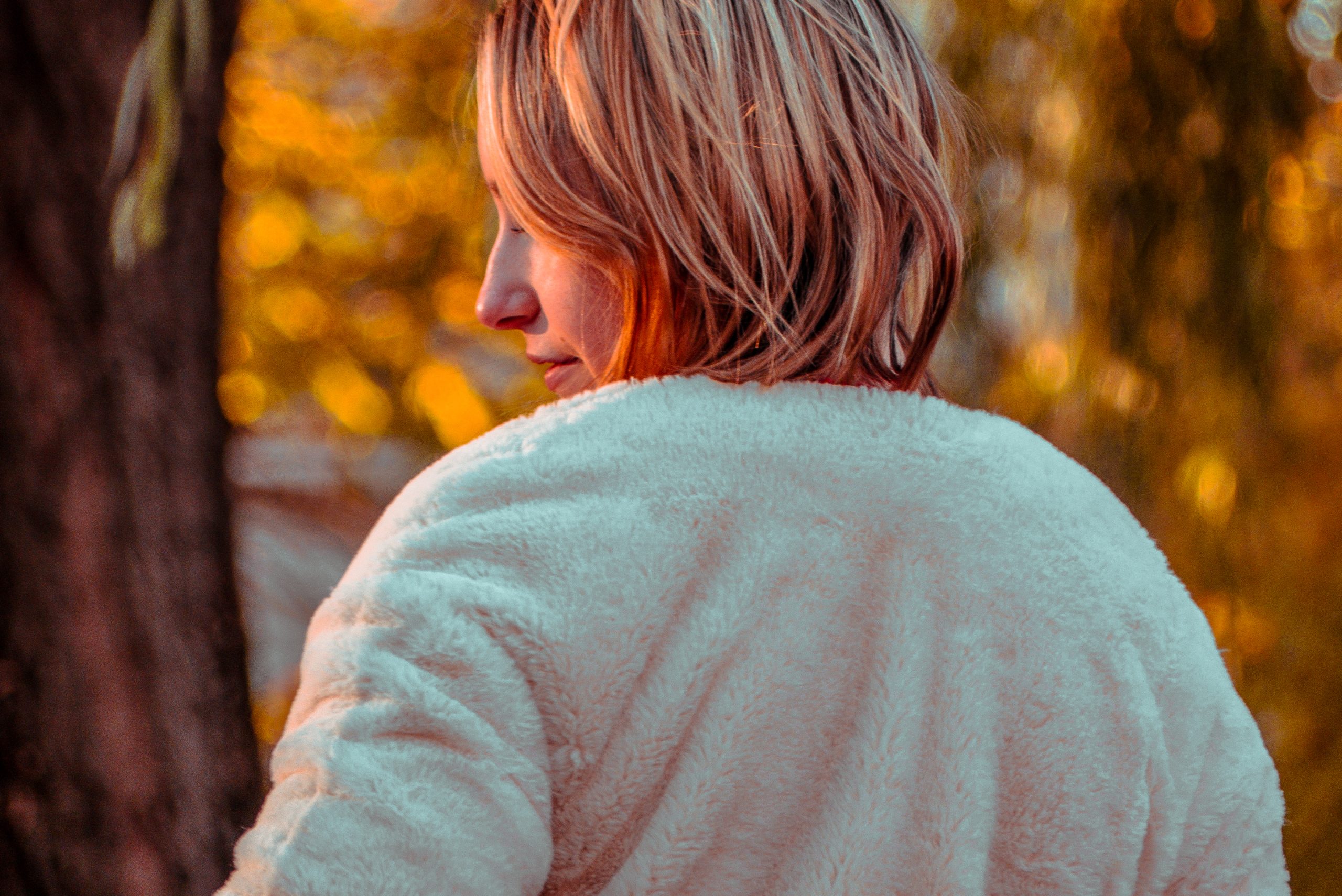 blonde frau die weissen pullover tragt 300x200 1